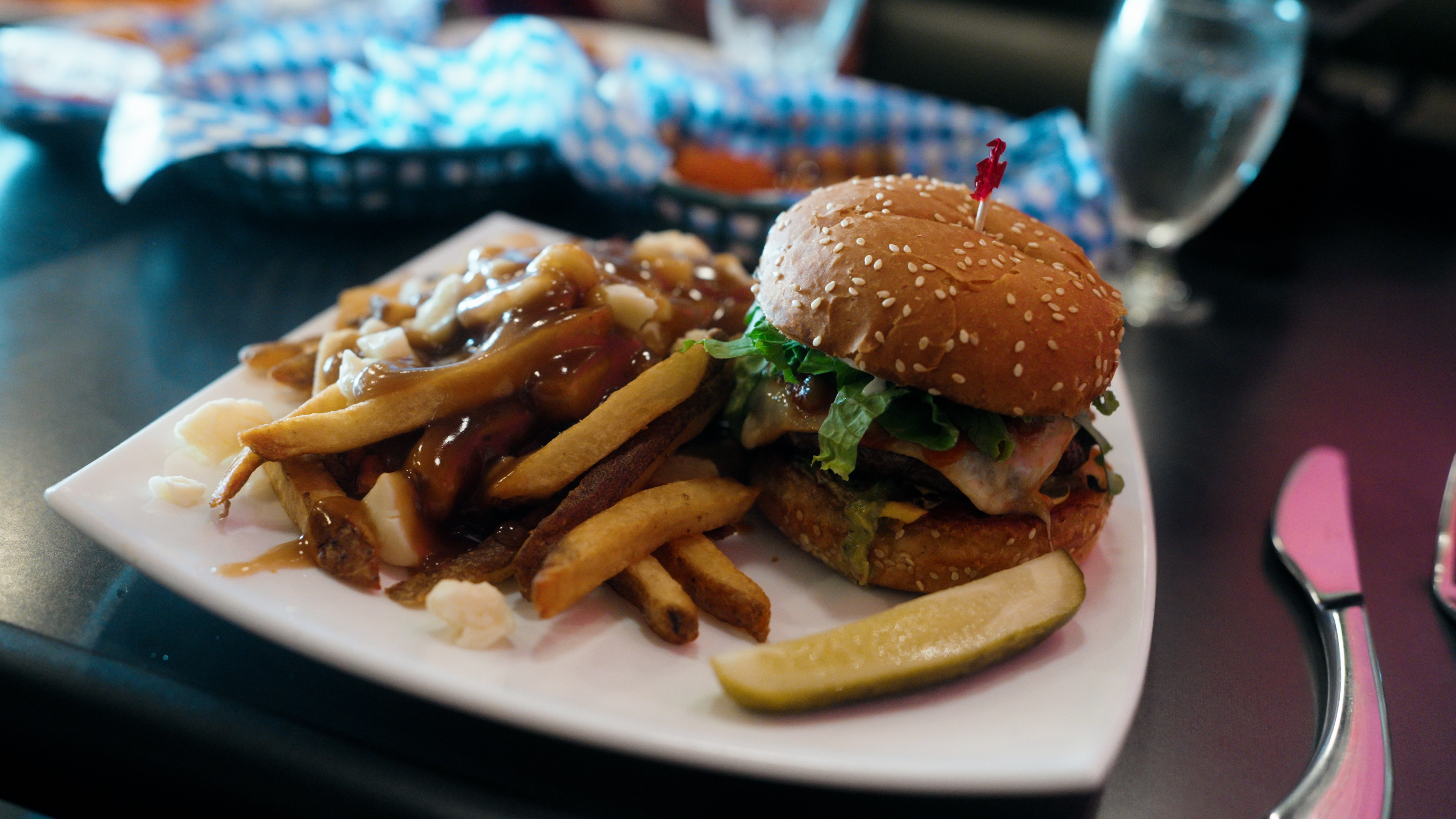 Hamburguesa de bisonte con poutine